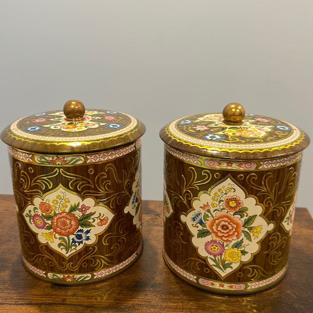 Vintage Daher metal tins set of 2 in excellent condition.